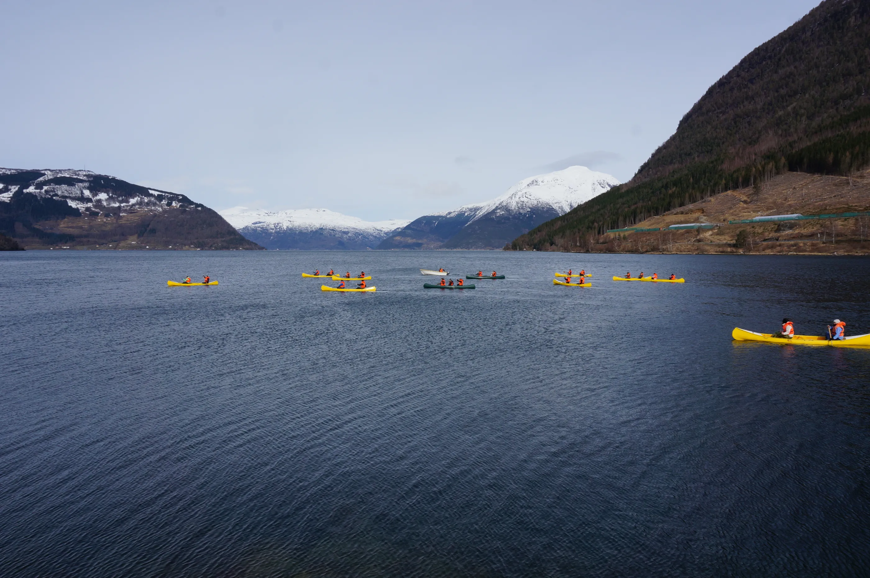 Kayaks in het water